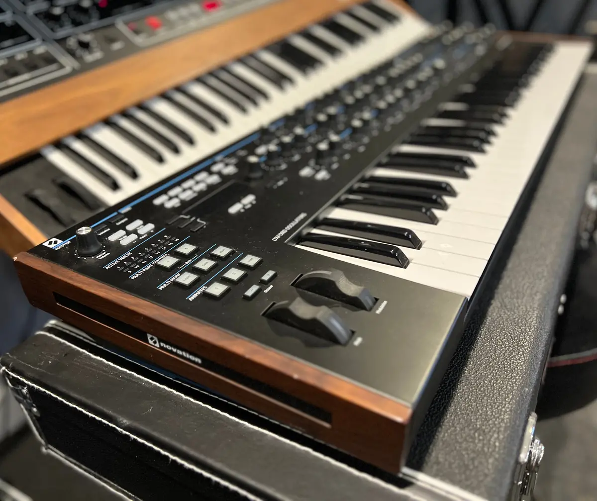 Novation Summit 61-Key 16-Voice Synthesizer With Bag 1