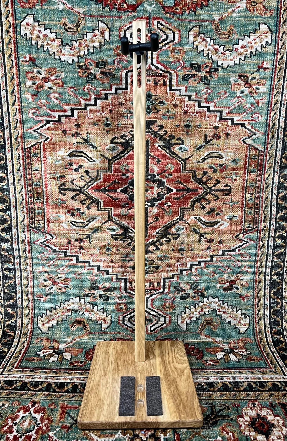 Sea Dog The Maker Wooden Guitar Stand 2