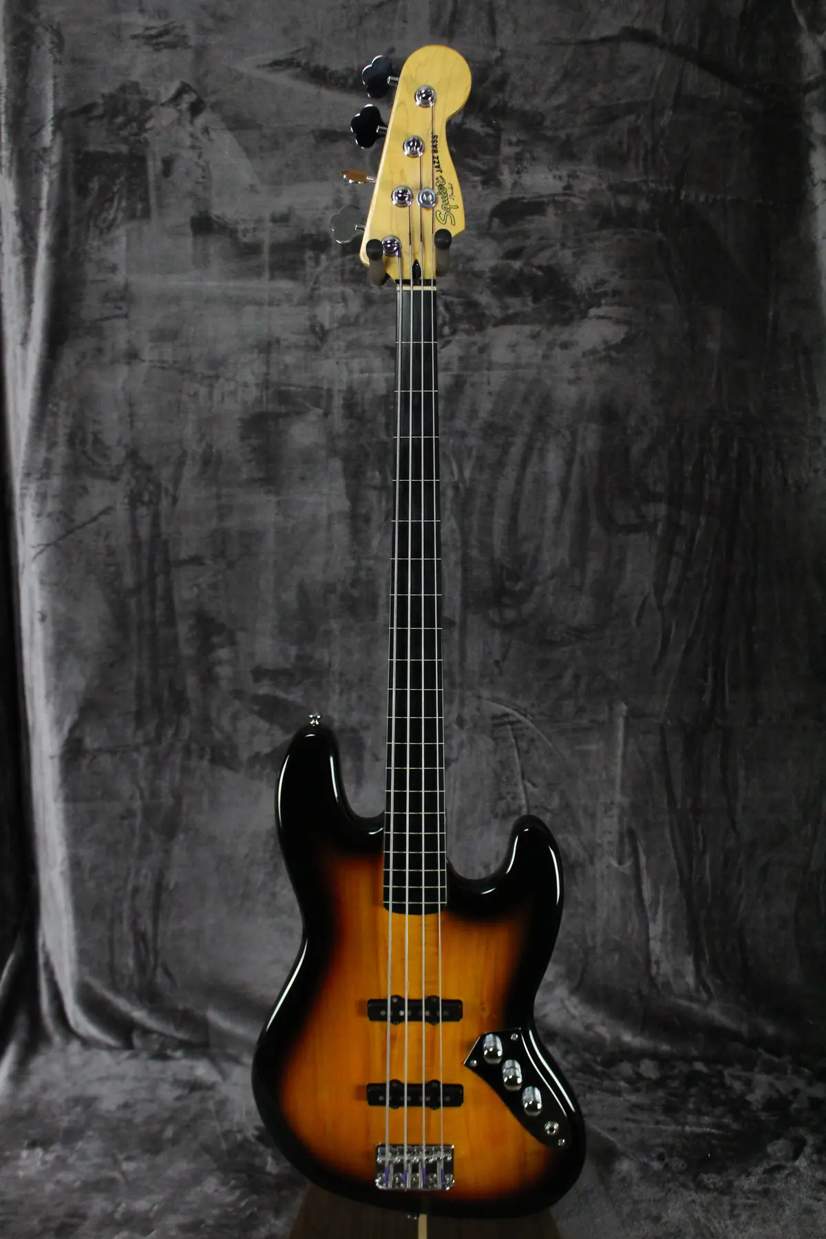 2015 Squier Fretless Jazz Bass 1