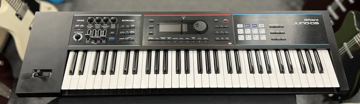 Roland Juno-Ds61 61 Key Synthesizer With Gator Gig Bag 1
