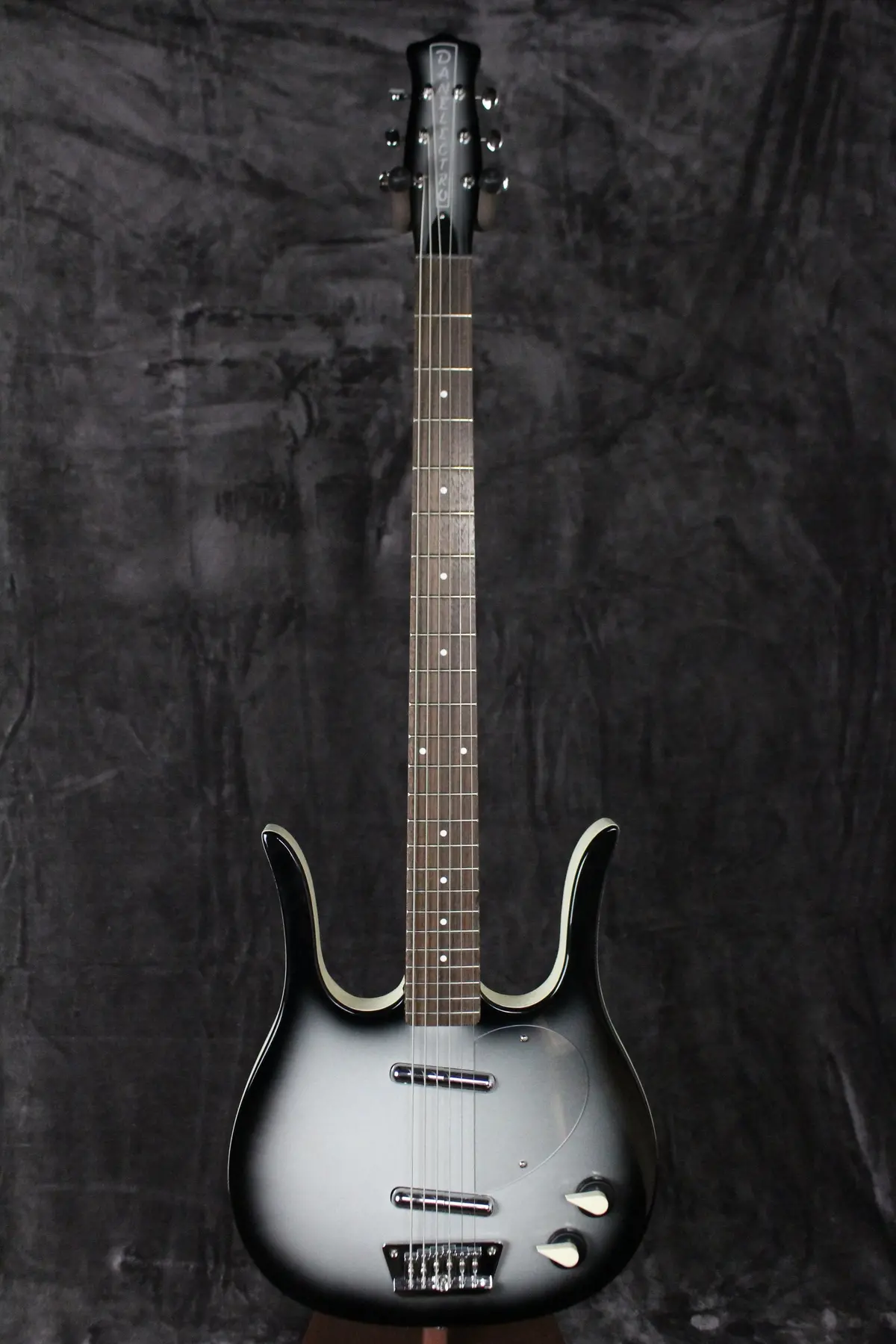 Danelectro Longhorn Baritone 1
