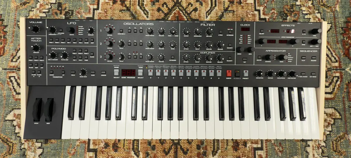 Sequential Trigon-6 Six Voice Polyphonic Analog Synthesizer W/Skb Case 1