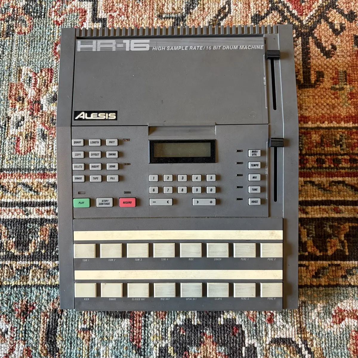 Alesis  Hr-16 Drum Machine 1