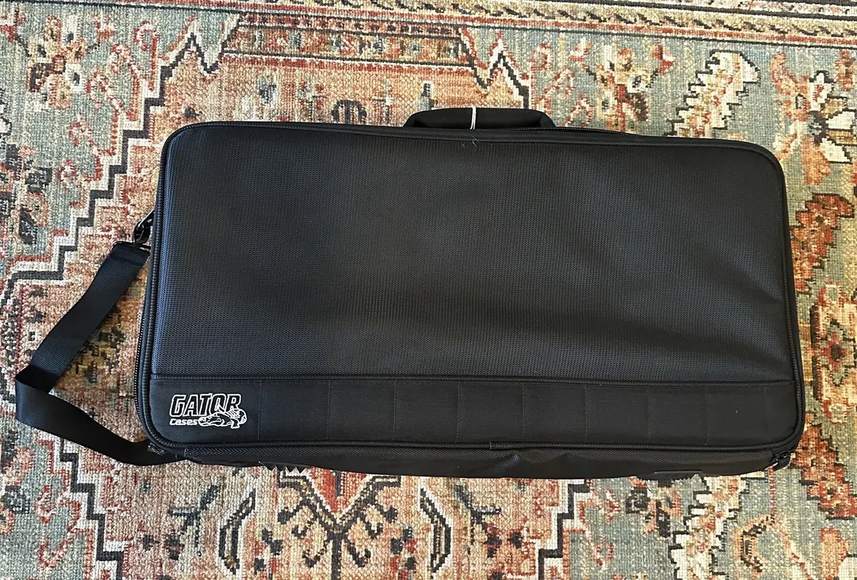Gator Gpb-Bak-1 Large Aluminum Pedalboard With Carry Bag 1